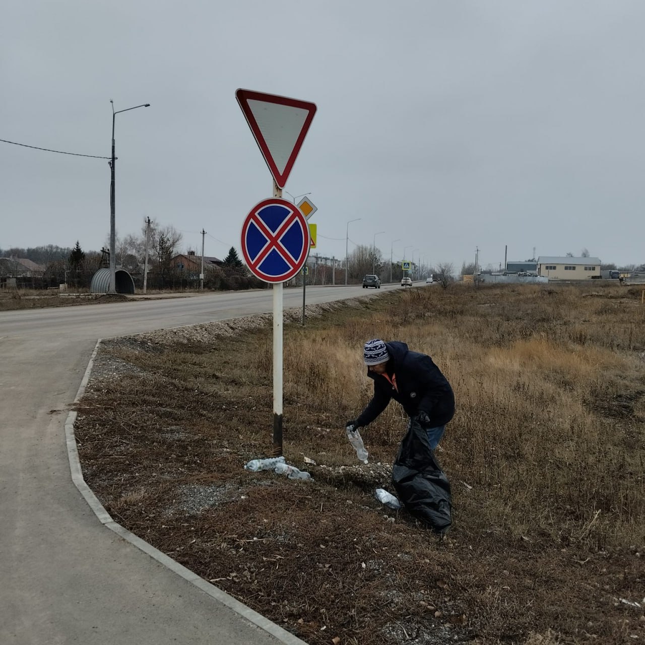 Дороги вокруг Саратова завалены мусором